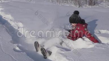 少女在冬季公园扔雪慢动作股票录像